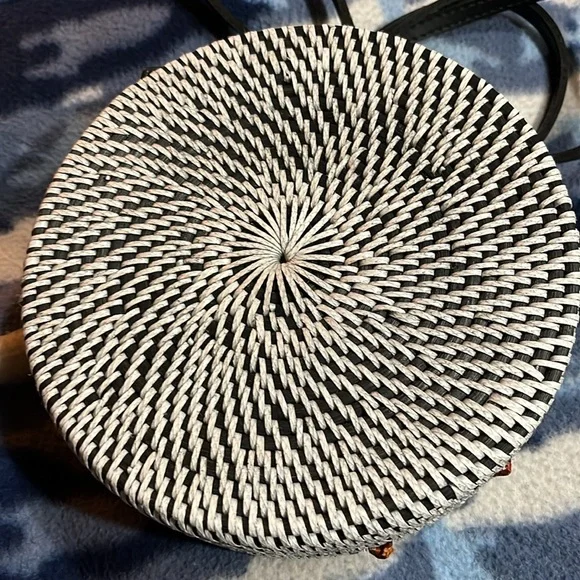 BLACK/WHITE ROUND RATTAN ROUND CROSSBODY BAG - Picture 3 of 7